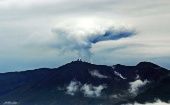 El actual proceso de erupción del volcán inició en 2002 y ha presentado diversas explosiones, emisiones de gases y cenizas, lava y lahares.