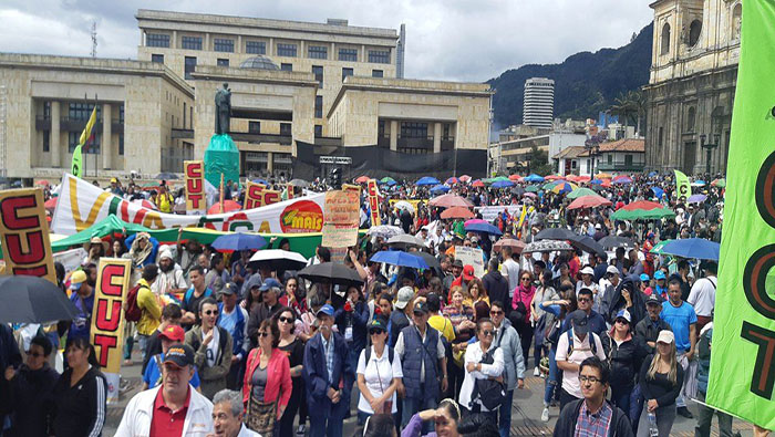 En el centro de Bogotá, la manifestación estuvo encabezada por la Central Unitaria de trabajadores de Colombia (CUT) y la Federación Colombiana de Trabajadores de la Educación (FECODE).