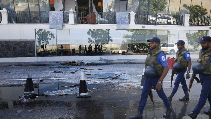 Al menos 15 personas murieron este sábado en un operativo contra terroristas en Sri Lanka.