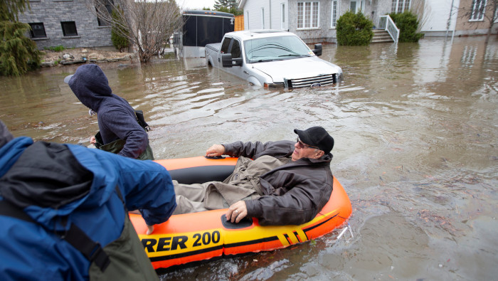 Un residente es ayudado a salir de su casa inundada en Canadá.