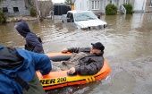 Un residente es ayudado a salir de su casa inundada en Canadá.