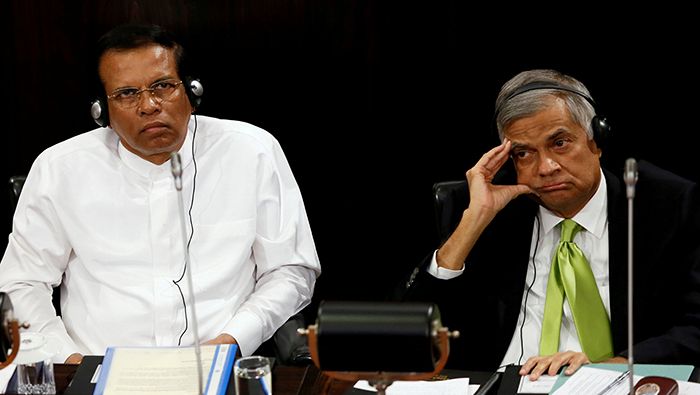 El presidente de Sri Lanka, Maithripala Sirisena (de blanco) solicitó la renuncia de Pujitha Jayasundara y del secretario de Defensa, Hemasiri Fernando