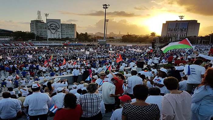 La clausura del acto de este miércoles esta a cargo de la juventud cubana para simbolizar la continuidad del proceso revolucionario.