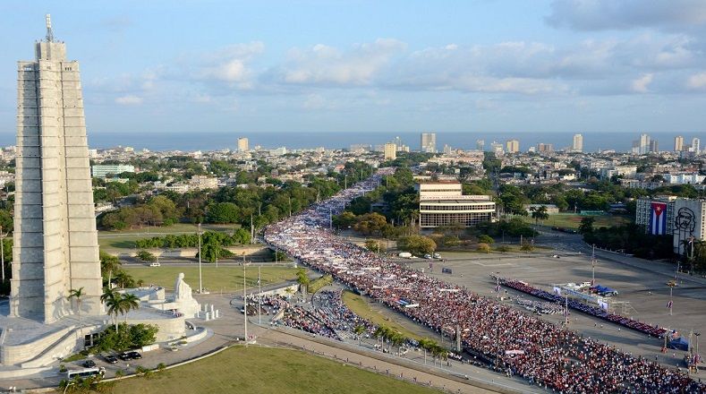 Este 1° de mayo, la ciudadanía cubana se dio cita en la icónica Plaza de la Revolución para dar su respaldo a las políticas empleadas por el presidente Miguel Díaz- Canel en materia laboral y expresar además un fuerte rechazo a las amenazas de bloqueo que ofreció Donald Trump contra el pueblo de la isla.