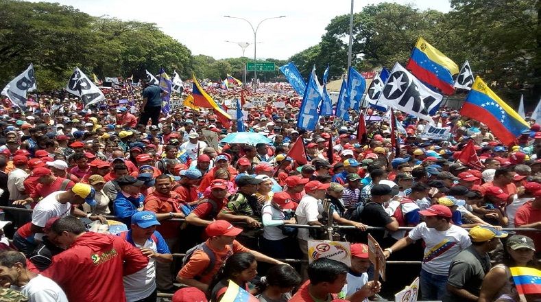 El pueblo venezolano se agolpó a las calles de todo el territorio en franco apoyo al presidente Nicolás Maduro, ante el intento de golpe de Estado que sufrió el pasado martes. Asimismo, la clase obrera aprovechó la oportunidad de esta fecha para defender la soberanía de esa nación ante ataques foráneos 