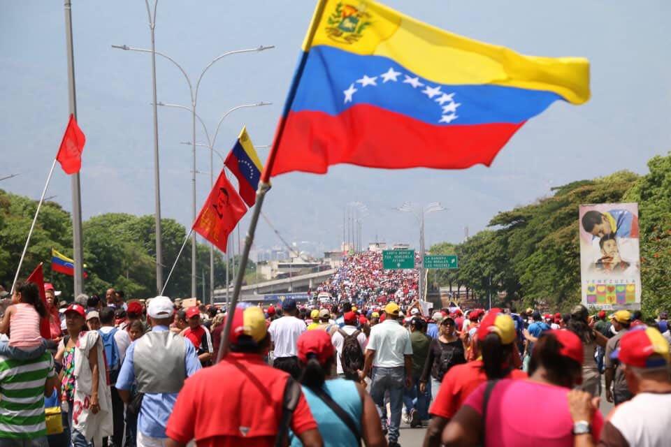 Venezolanos han marchado en rechazo a las acciones golpistas.