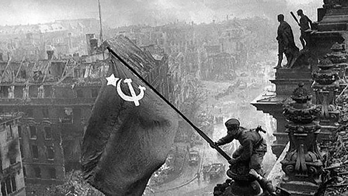Fuerzas soviéticas ondean la bandera de la URSS tras tomar el Reichstag (parlamento alemán).