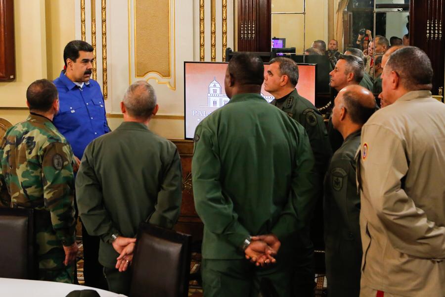 El ministro de Defensa, Vladimir Padrino López, expresó apoyo al presidente Maduro y reprobó que la oposición busque hacerse del poder con violencia.