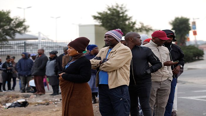 Los sudafricanos hacen largas filas para emitir su voto en el marco de las elecciones generales.