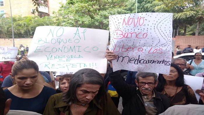 La protesta también exigió a todas las embajadas dentro del país cesar el bloqueo financiero y retención de dinero venezolano.
