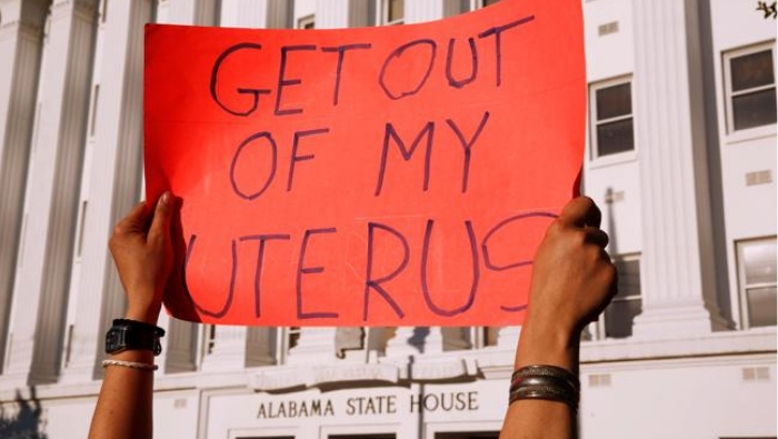 Activistas proaborto se manifestaron a las afueras del Senado de Alabama.