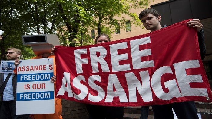 Actualmente, Assange está detenido en Londres, donde cumple una pena de 50 semanas por violar su libertad condicional en 2012.