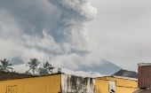 En la imagen, el volcán Agung arroja cenizas en una erupción de 2017.