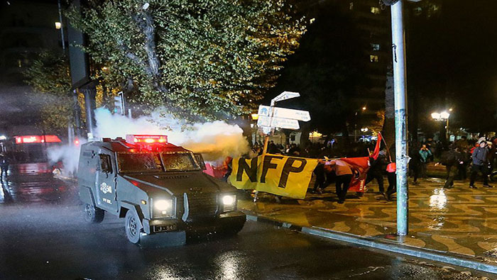 Un contingente policial arremetió contra miembros de la Coordinadora No Más AFP que intentaban acercarse a las inmediaciones del Parlamento.