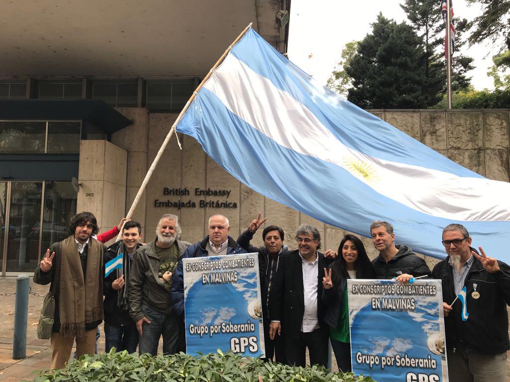 Argentina ha emprendido iniciativas para recuperar las Malvinas por vías legales, sin embargo, la lucha ha ido en retroceso desde que llegó Mauricio Macri a la presidencia.