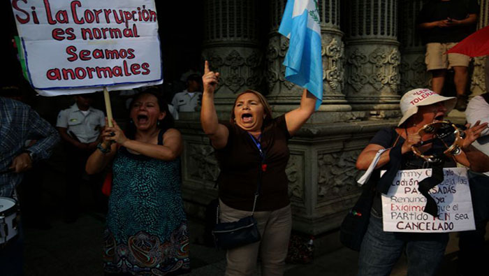 Amenazas de muerte, proscripciones, exilio de candidatos, financiamiento ilícito, narcotráfico y corrupción, han envuelto la campaña electoral guatemalteca.