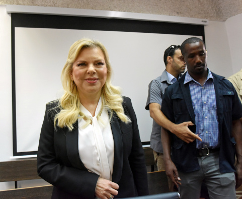 En la corte de magistrados, Sara Netanyahu le dijo al juez que estaba al tanto de los cargos.