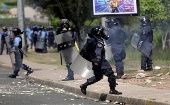 Policías reprimen las movilizaciones en Honduras contra el presidente Juan Orlando Hernández.