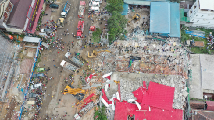 Centenares de rescatistas buscan sobrevivientes en un edificio derrumbado en Camboya.