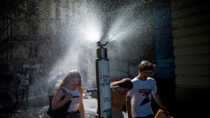 Como una de las medidas para afrontar la ola de calor, han colocado pulverizadores de agua públicos, para que las personas puedan refrescarse.