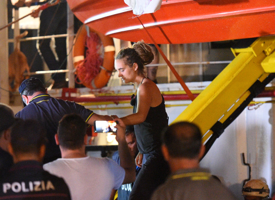 Carola Rackete, capitana del Sea Watch 3, al momento de su detención en Italia.