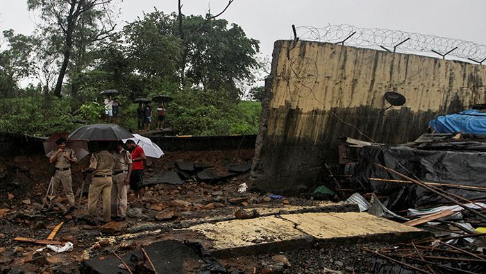 Autoridades hindúes custodian el sitio del desastre.