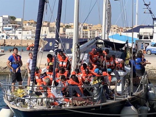Barco que transporta a 41 migrantes rescatados atracó en Lampedusa pese a prohibición.