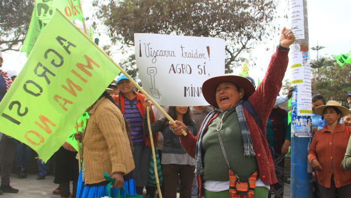 Peruanos manifiestan su rechazo a la construcción de la mina de cobre Tía María.