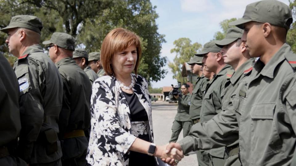 Argentinos criticaron al Gobierno de Macri por crear un programa que militarizará a jóvenes en vez de ofrecerles oportunidades de estudio.