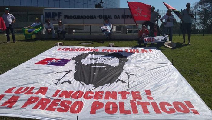 Los manifestantes también rechazaron al exjuez y actual ministro de Justicia, Sérgio Moro, al calificarlo de mentiroso.