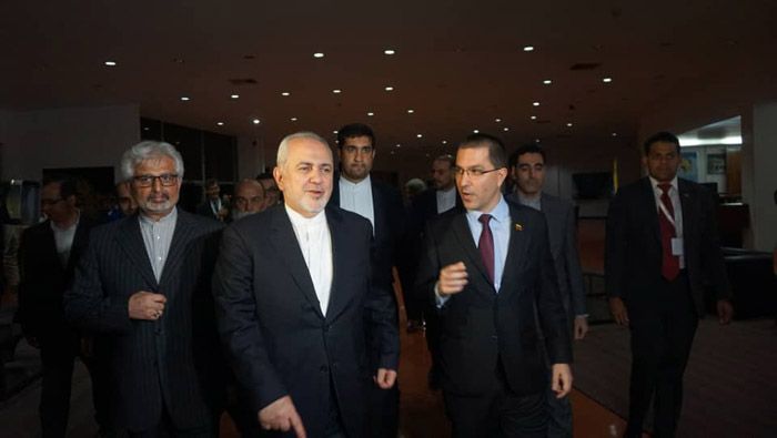 El canciller de Irán, Mohammad Yavad Zarif, fue recibido por su homólogo venezolano Jorge Arreaza a su llegada para participar en la reunión de la Mnoal.