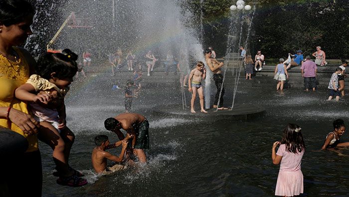 Millones de personas han optado por refrescarse en fuentes para mitigar los efectos del calor.