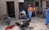 Grupos de emergencia revisan el hospital en busca de heridos tras el atentado suicida.