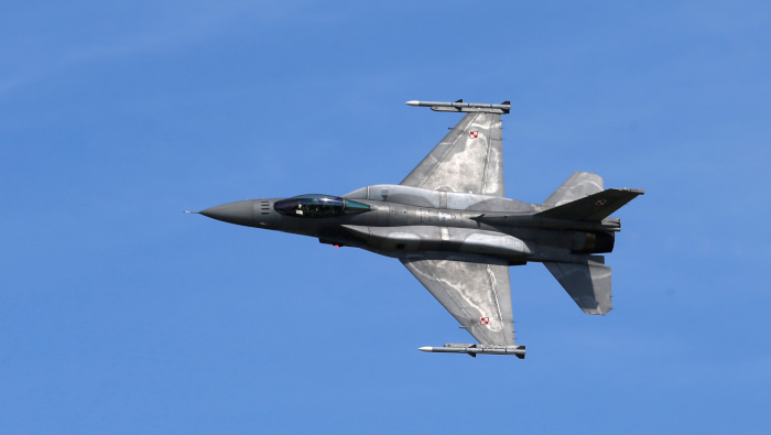 En la imagen un avión caza F-16 en una exhibición aérea en Letonia