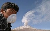Un peruano usa una mascarilla para protegerse de los gases que emana el volcán Ubinas.