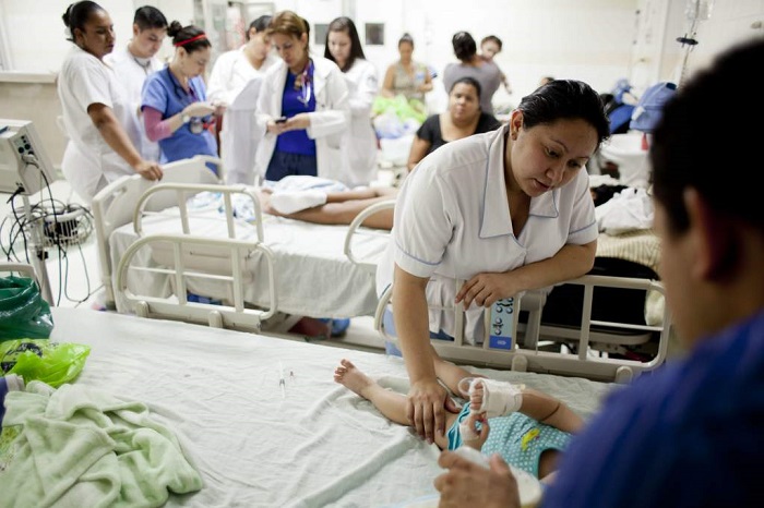 Ante el aumento de los casos de infección, los centros de salud resultan insuficientes para atender a los miles de enfermos que llegan a las instalaciones.