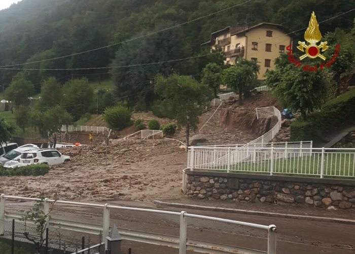 El deslizamiento de tierra ocurrido en el norte de Italia sepultó autos y llenó las calles de escombros.