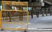 Fuerzas de seguridad de India patrulla una carretera desierta en Srinagar, Cachemira.