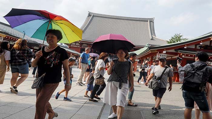 Japoneses hacen frente a las altas temperaturas que azotan al país.
