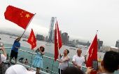 Manifestantes sostienen banderas de China en la marcha para "Salvaguardar Hong Kong".