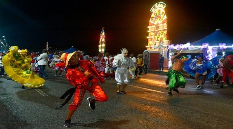 El conocido malecón habanero es el escenario idóneo de las pasarelas de carrozas, comparsas y vistosos trajes que presume el carnaval de esta ciudad.