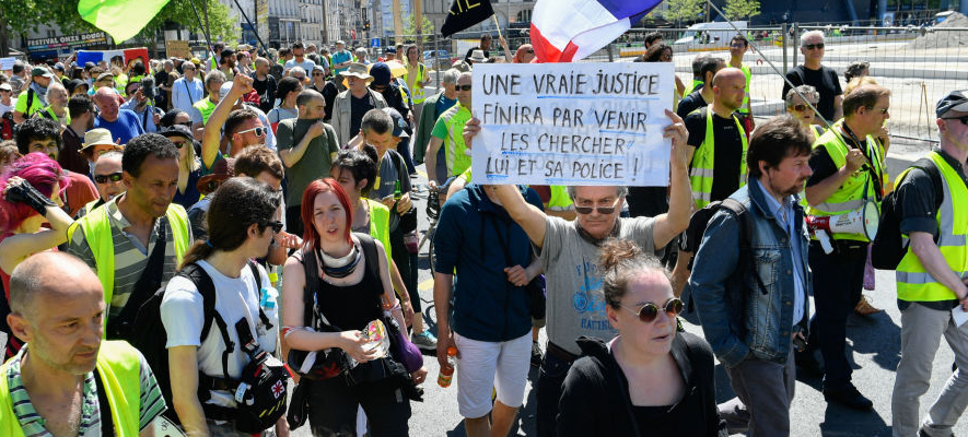 En la localidad francesa de Bayona miles de personas marcharon por el centro de la ciudad desafiando un fuerte operativo policial.