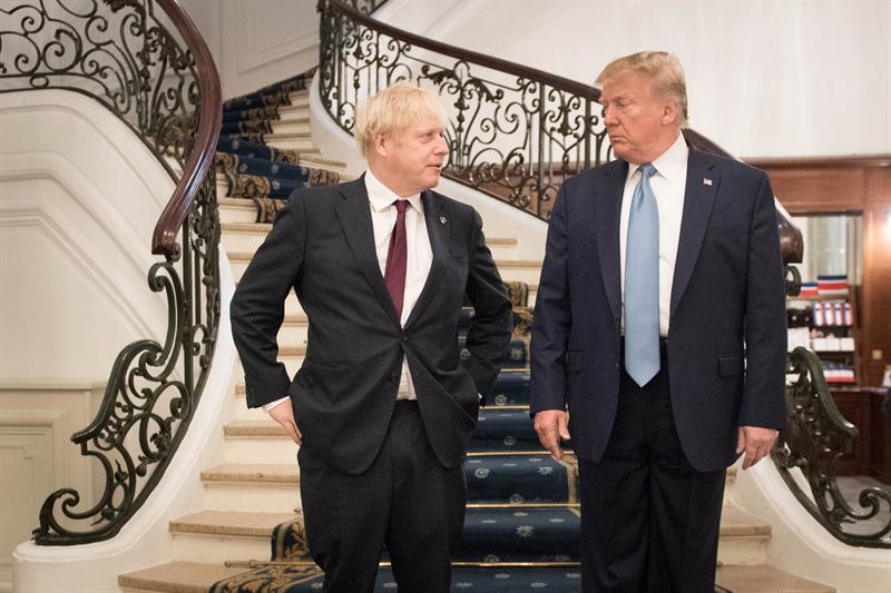 Trump (d) afirmó que Johnson (i) “es el hombre adecuado” para impulsar la salida del Reino Unido de la UE, prevista para el 31 de octubre próximo.