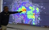 Un miembro del Comité de Operaciones de Emergencia (COE) monitorea la trayectoria de la tormenta Dorian en República Dominicana.
