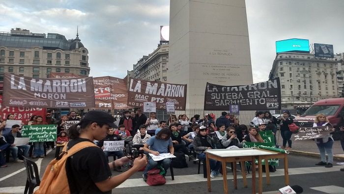 Los docentes manifestaron contra las reformas económicas establecidas por el presidente Mauricio Macri, y los acuerdos que pactó con el Fondo Monetario Internacional.