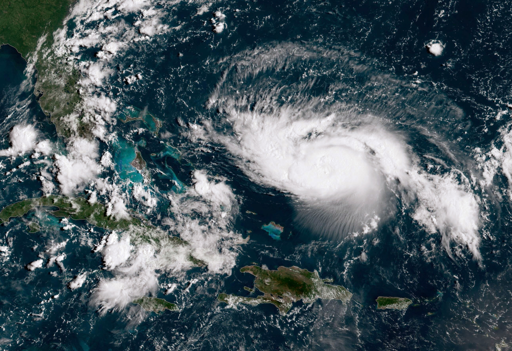Dorian se mueve lentamente hacia la costa de Florida donde se pronostican fuertes lluvias.