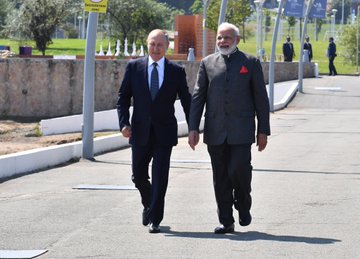 El evento cuenta con la participación de diversos mandatarios del mundo como el presidente ruso Vladimir Putin (i) y el primer ministro indio, Narendra Modi (d).