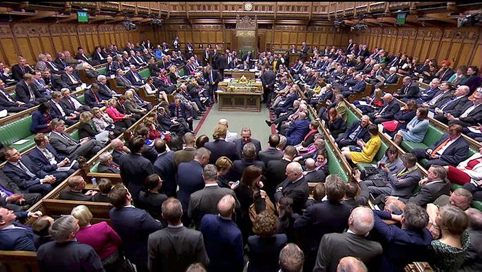 El parlamento británico intentará bloquear el brexit duro que impulsa Johnson.