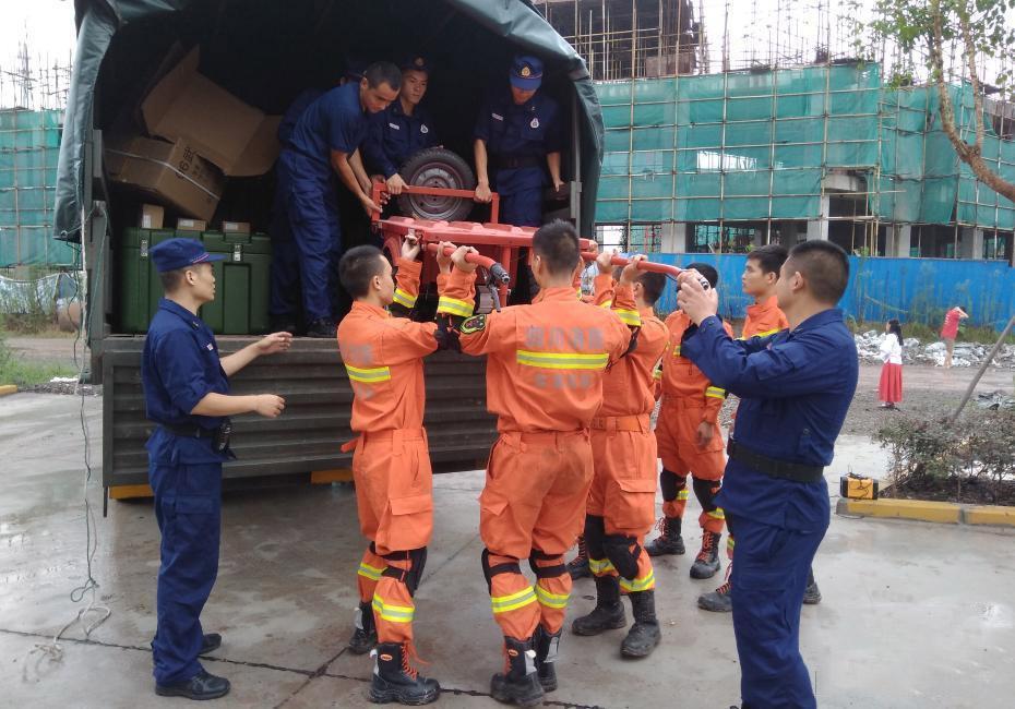 Ante la gravedad de la situación, se desplazaron un total de 600 efectivos para realizar las labores de rescate.