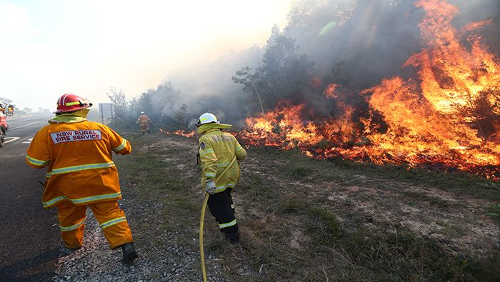 Bomberos combaten los incendios en el estado de Queensland.